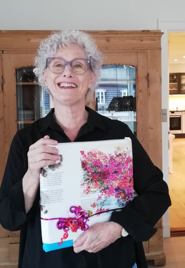 Vibeke får fødselsdagsgave af sin søster